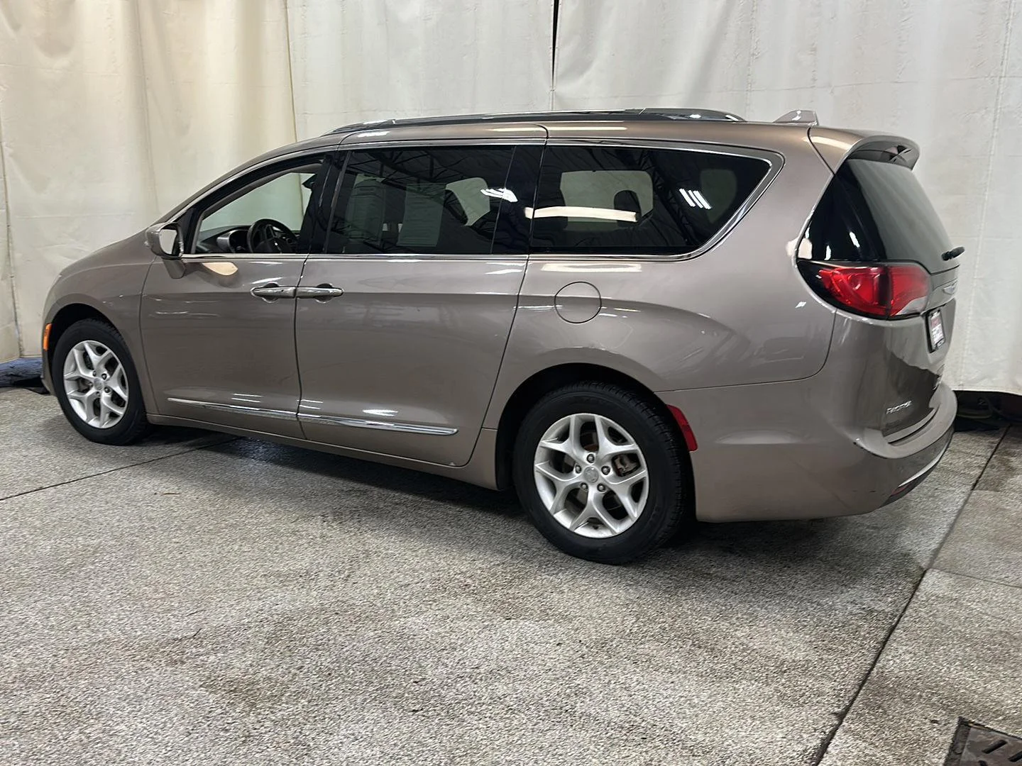 Used 2018 Molten Silver Chrysler Touring L Plus image 3