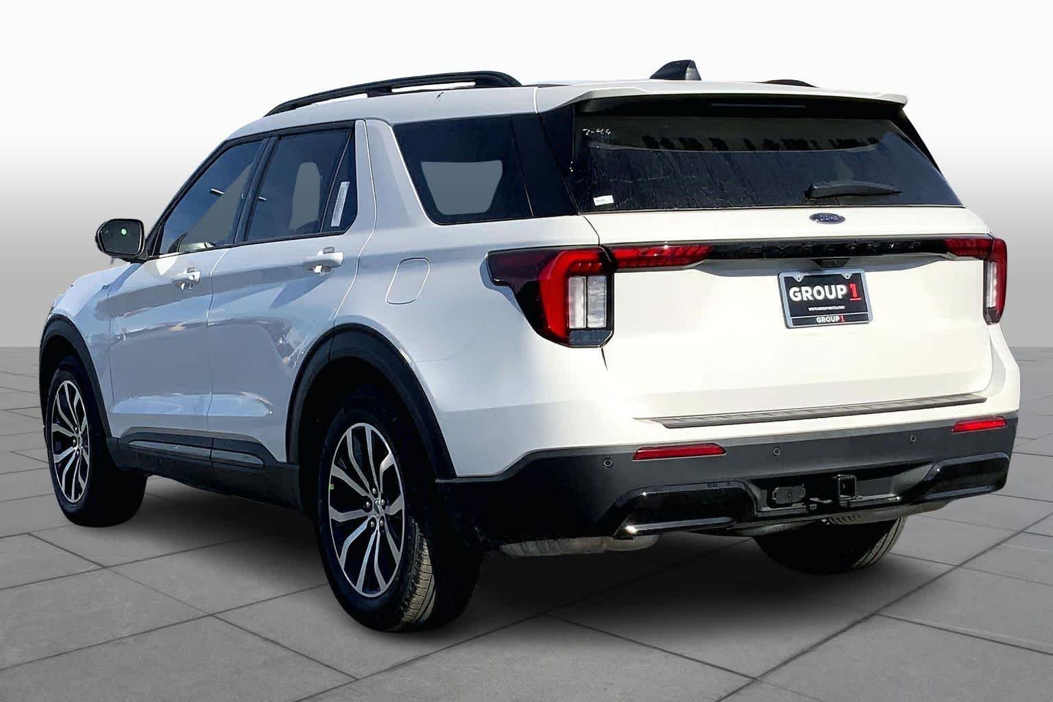 New 2026 Star White Metallic Tri-Coat Ford ST-Line image 9