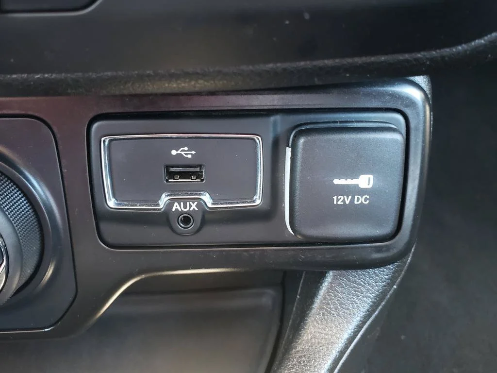 Used 2021 Colorado Red Clearcoat Jeep Latitude image 20