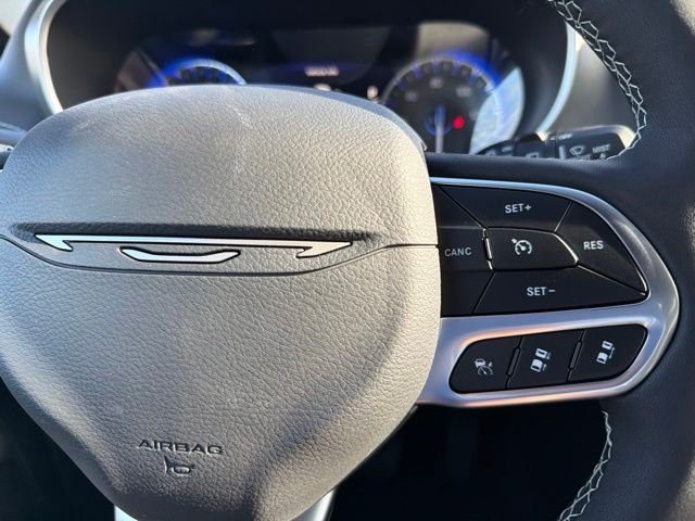 New 2027 Bright White Clear-Coat Paint Chrysler Select image 18