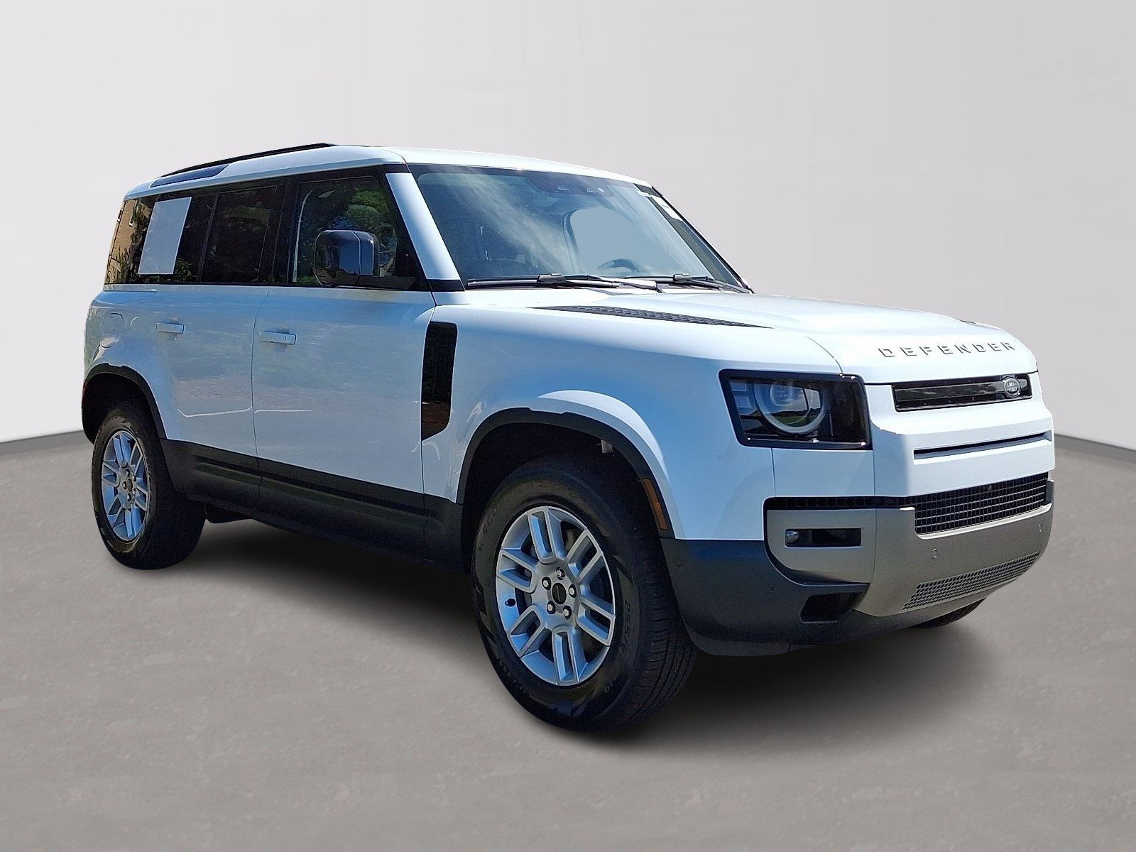 New 2026 Fuji White Land Rover  image 2