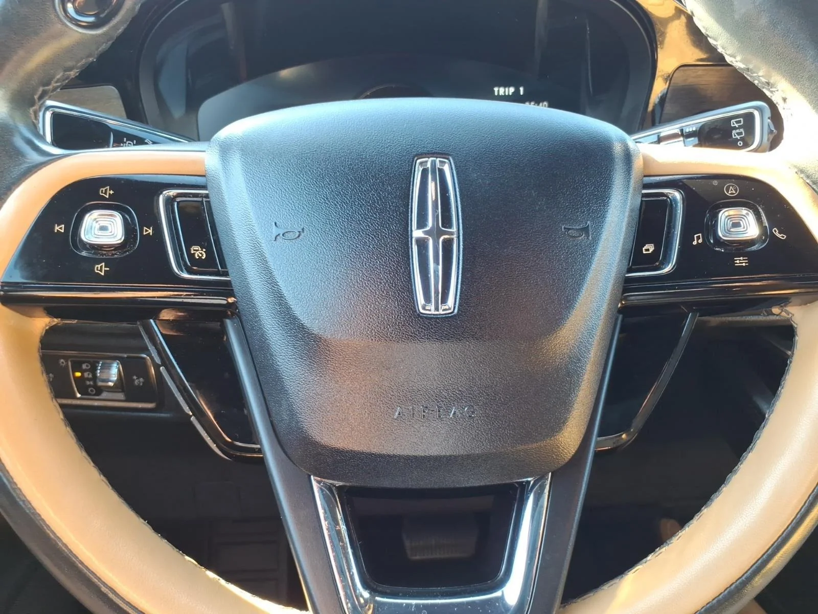 Used 2022 Pristine White Metallic Tri-Coat Lincoln Reserve image 14