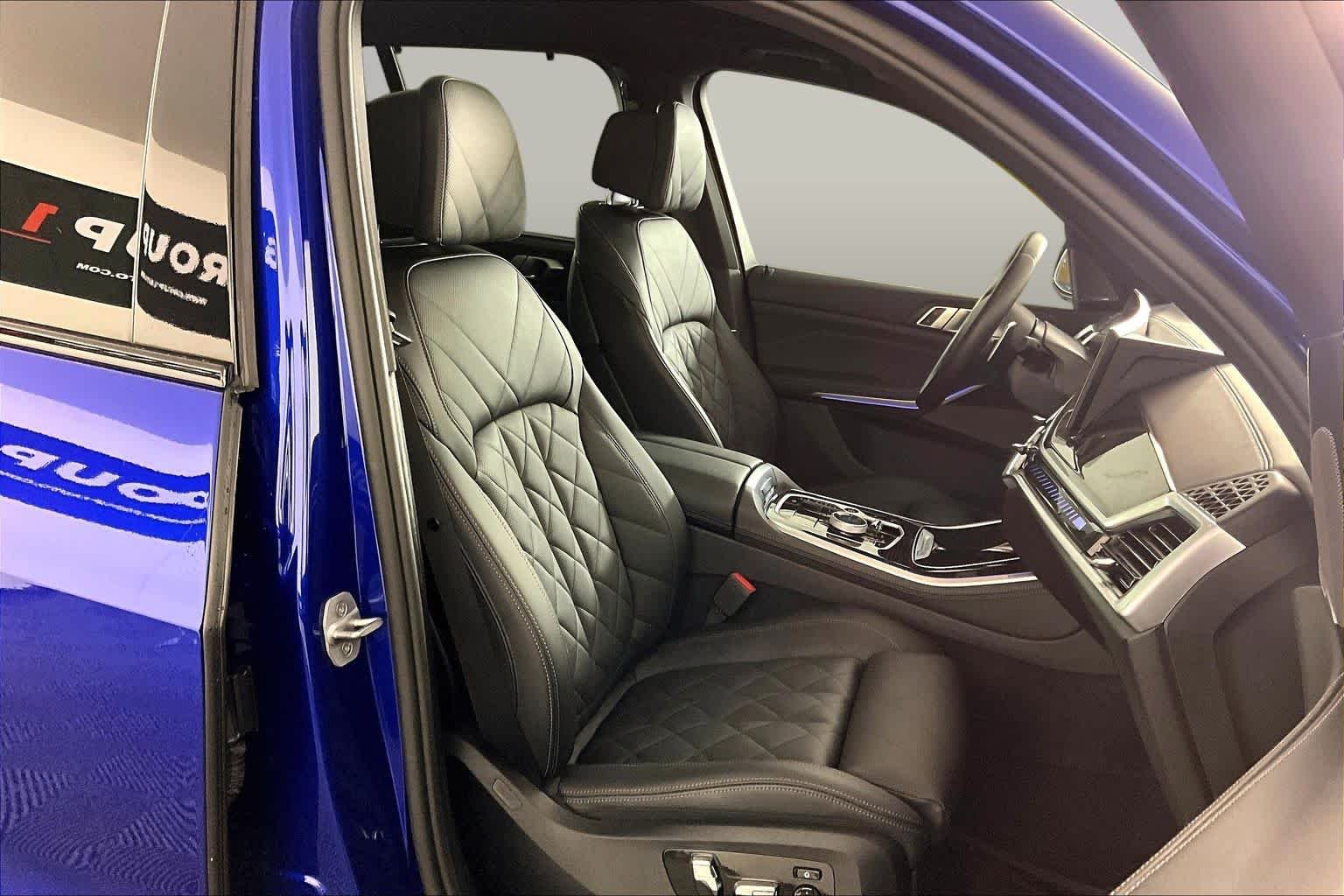 Used 2025 Marina Bay Blue Metallic BMW M60i image 9