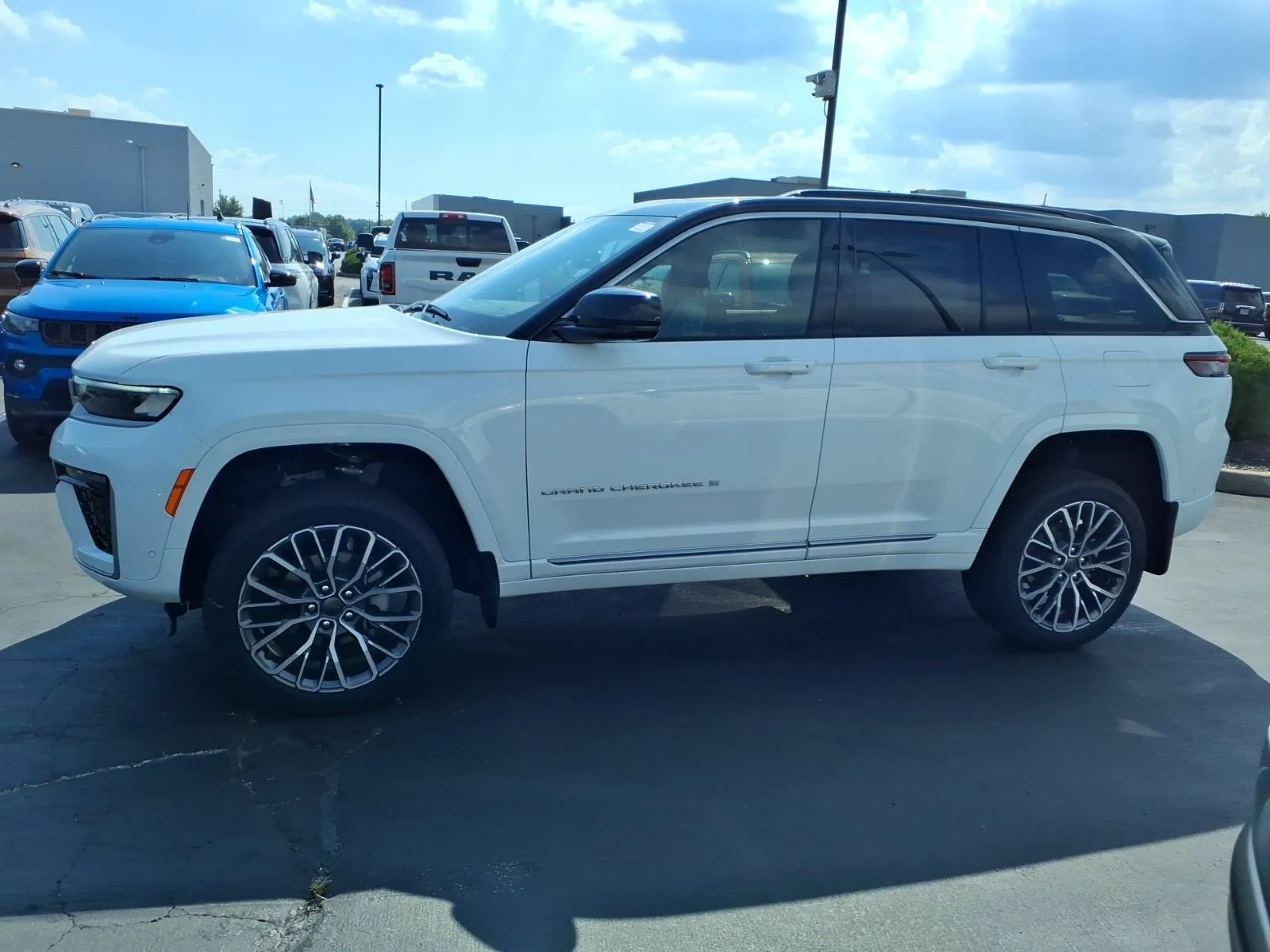 New 2026 Bright White Clear-Coat Exterior Paint Jeep Summit image 3