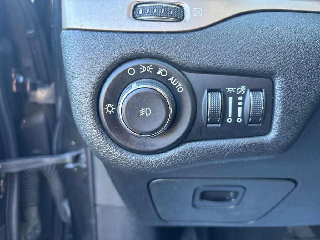 Used 2015 Black Jeep Limited image 21