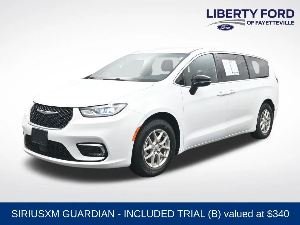 2025 Chrysler Pacifica Select's photo