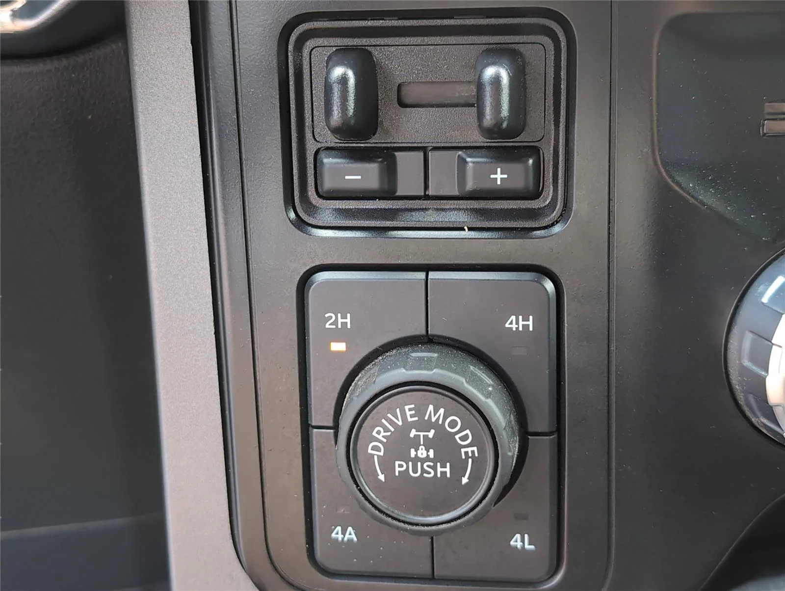 Used 2023 Iconic Silver Ford LARIAT image 23