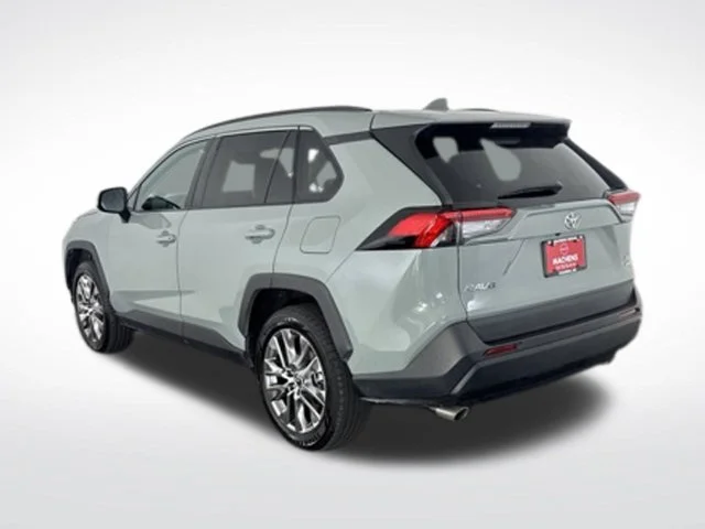 Used 2020 Gray Toyota XLE Premium image 9