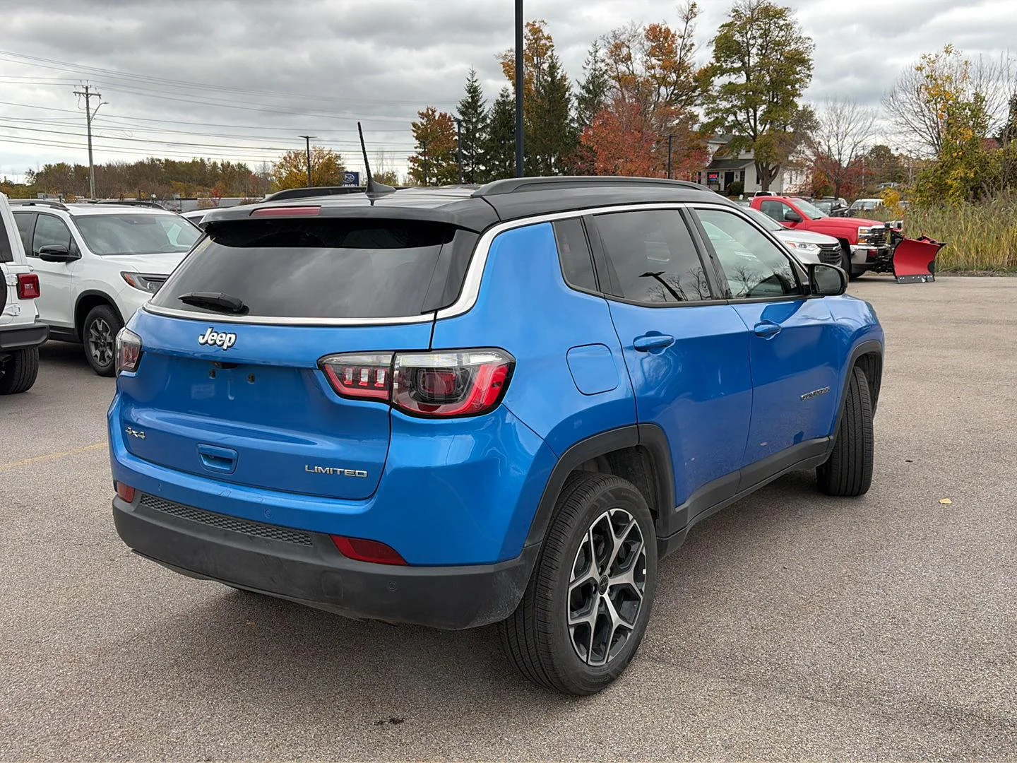 Used 2025 Hydro Blue Pearlcoat Jeep Limited image 2