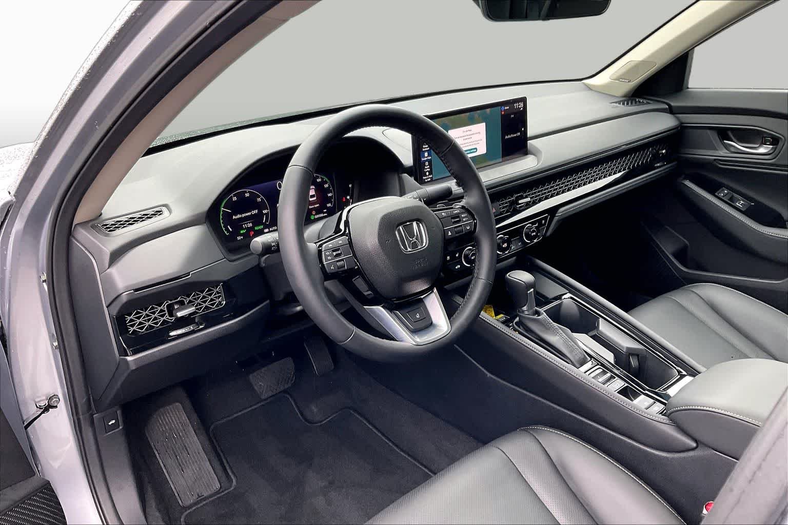 Used 2025 Solar Silver Metallic Honda Touring image 18
