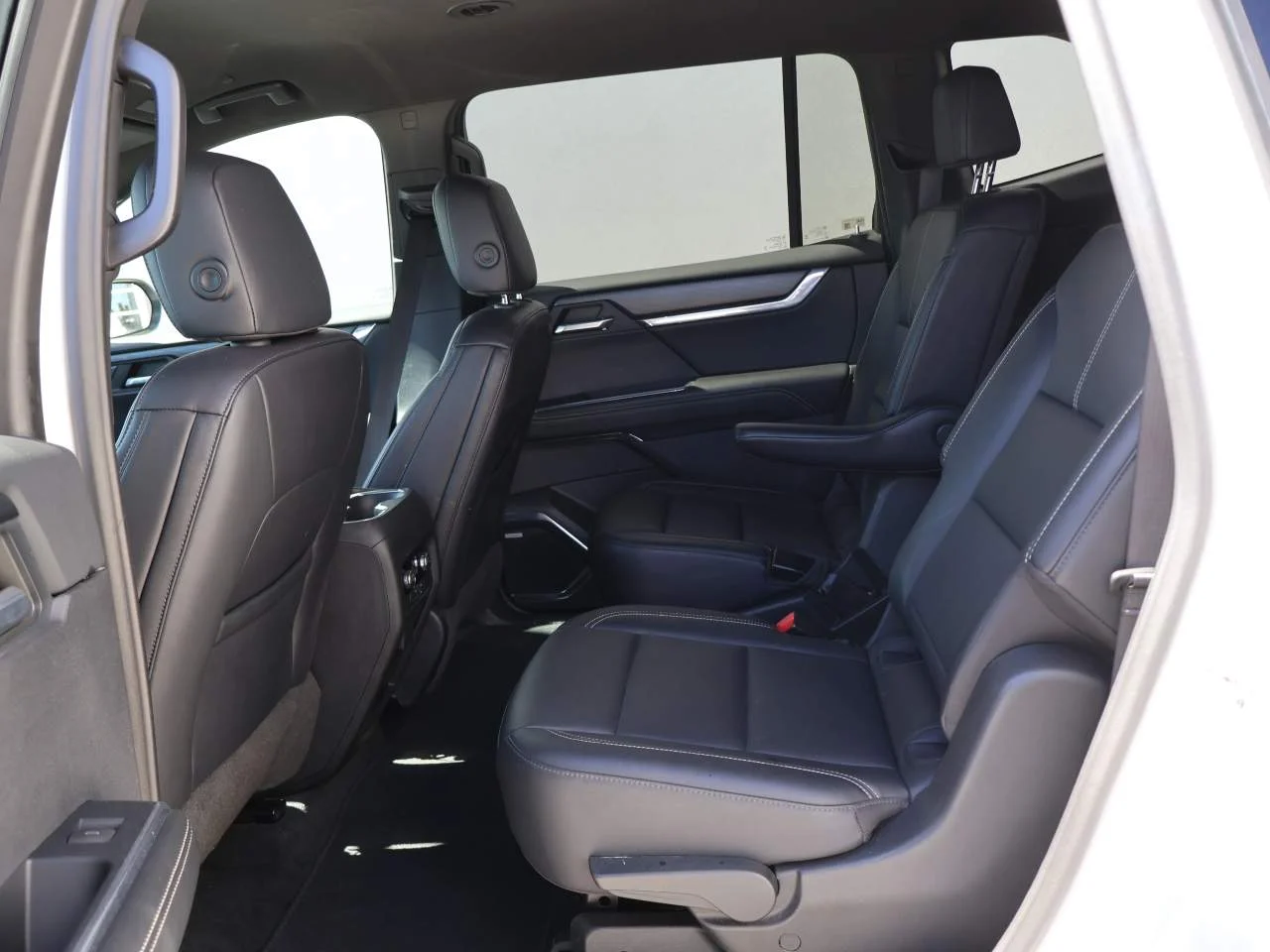 Used 2024 White Frost Tricoat GMC Elevation image 10