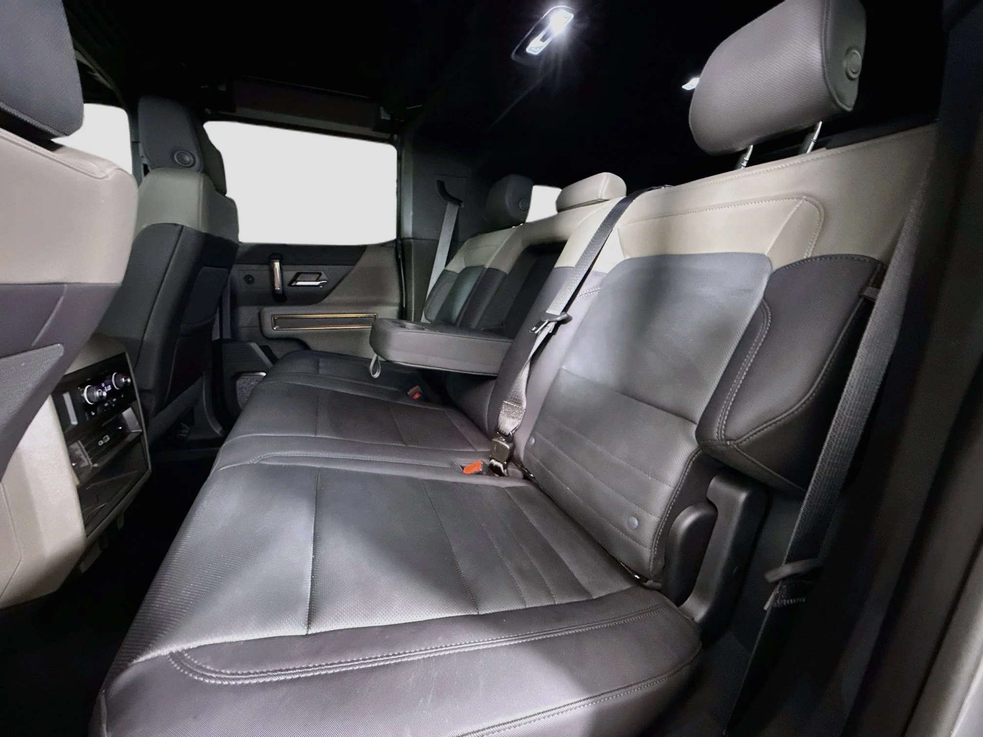 Used 2024 Meteorite Metallic (Grey) GMC 2X image 27