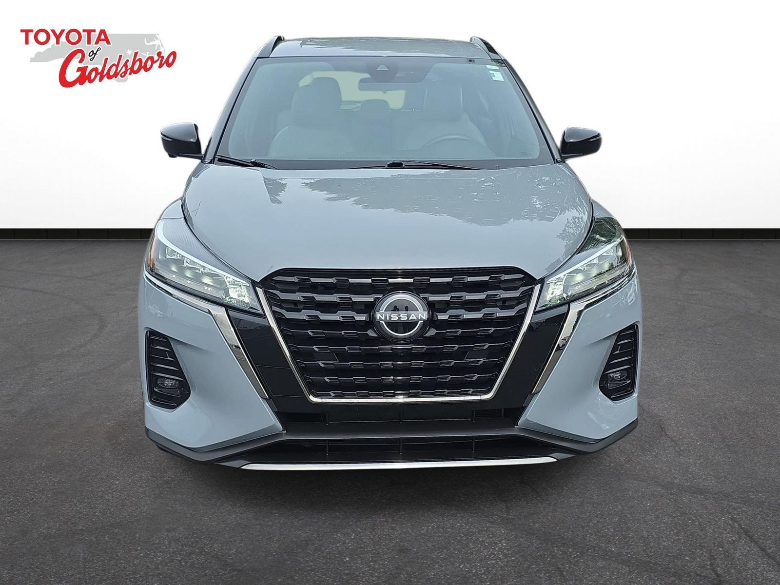 Used 2024 Gray Nissan SR image 2