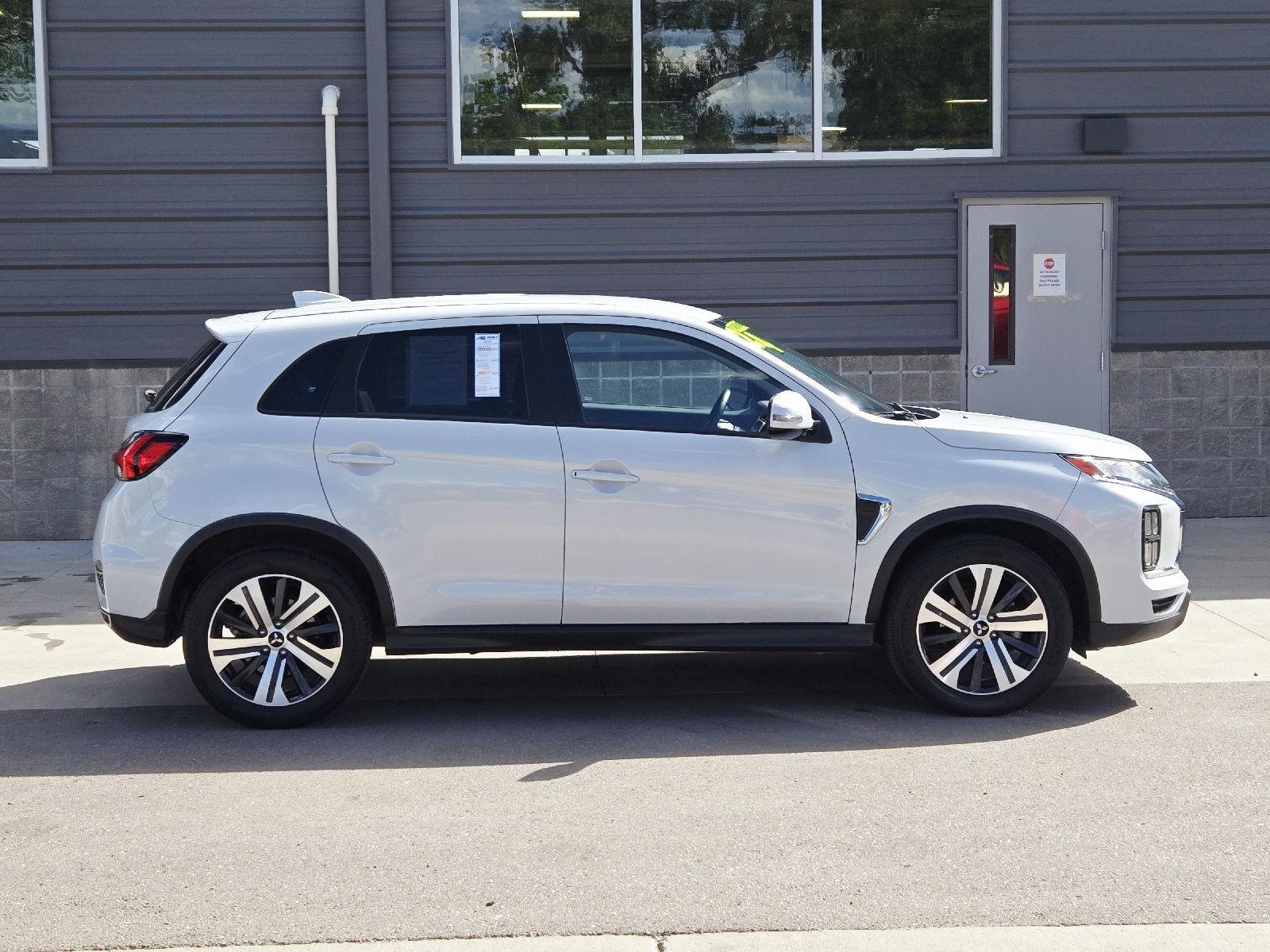 Used 2024 White Diamond Mitsubishi ES image 4