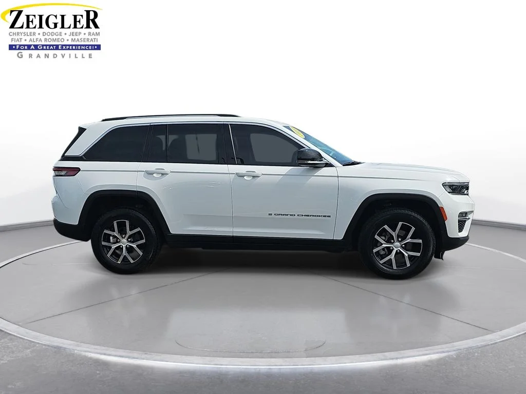 Used 2023 White/off-white Jeep Limited image 4