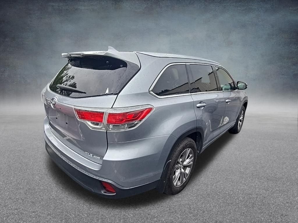 Used 2015 Silver Sky Metallic Toyota XLE V6 image 8
