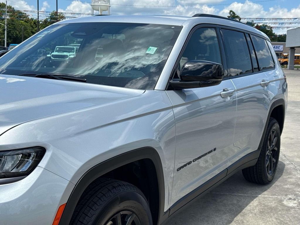New 2026 Silver Zynith Exterior Paint Jeep Altitude image 8