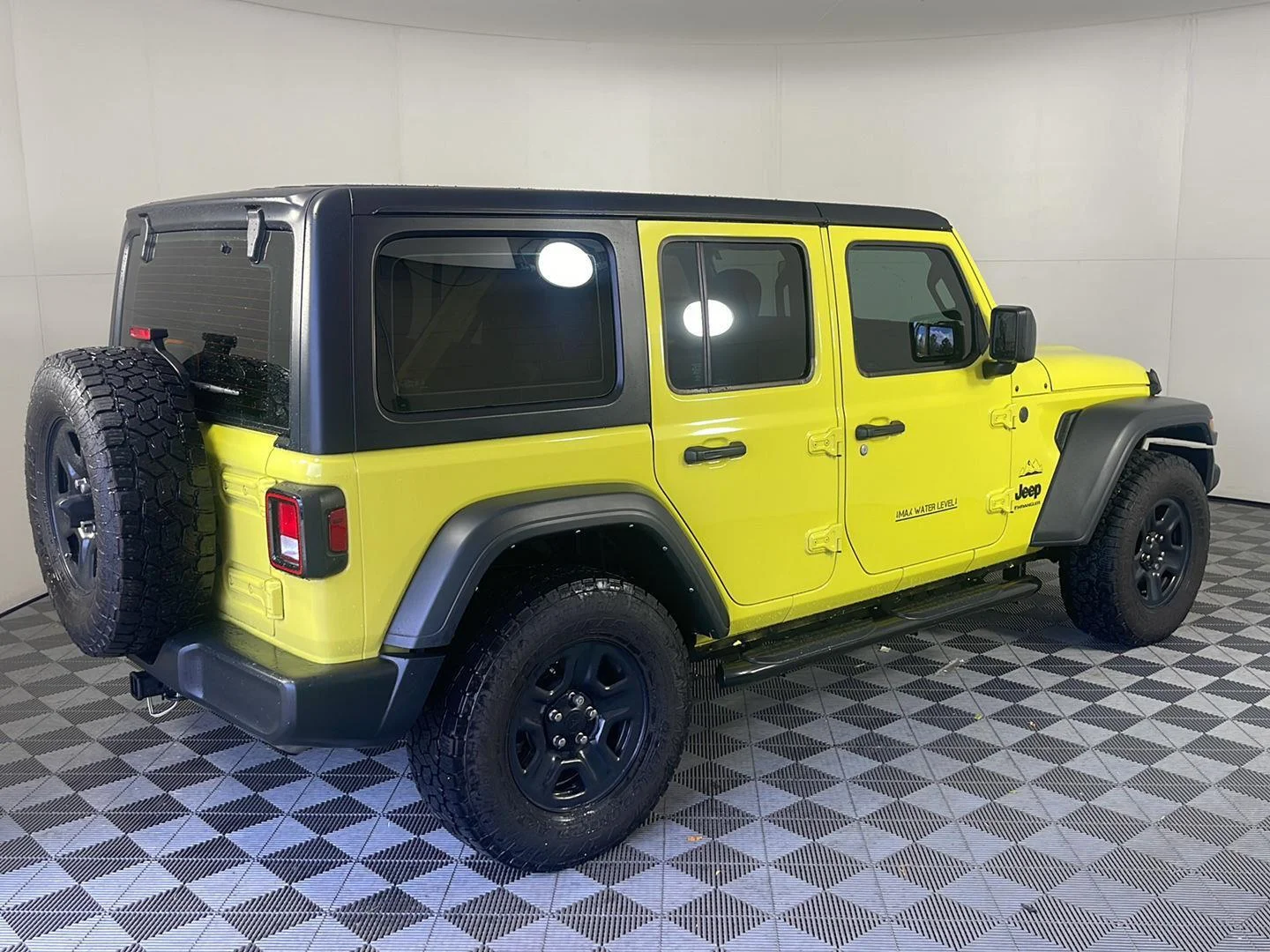 Used 2024 High Velocity Clearcoat Jeep Sport image 6