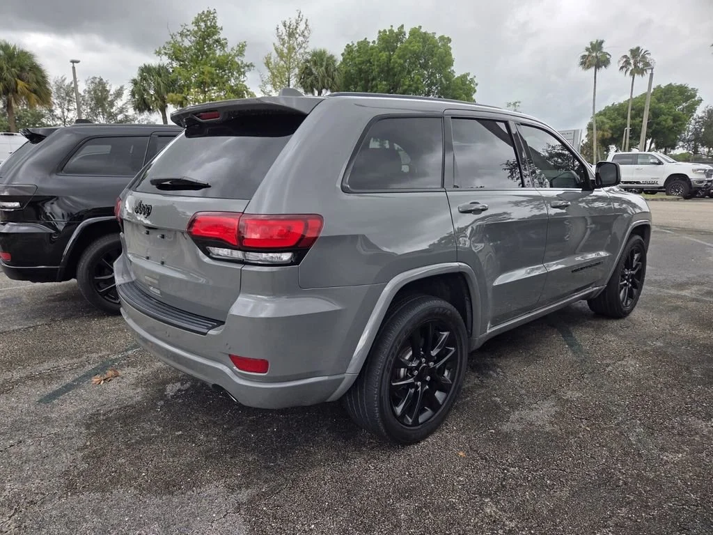 Used 2021 Sting-Gray Clearcoat Jeep Laredo X image 5