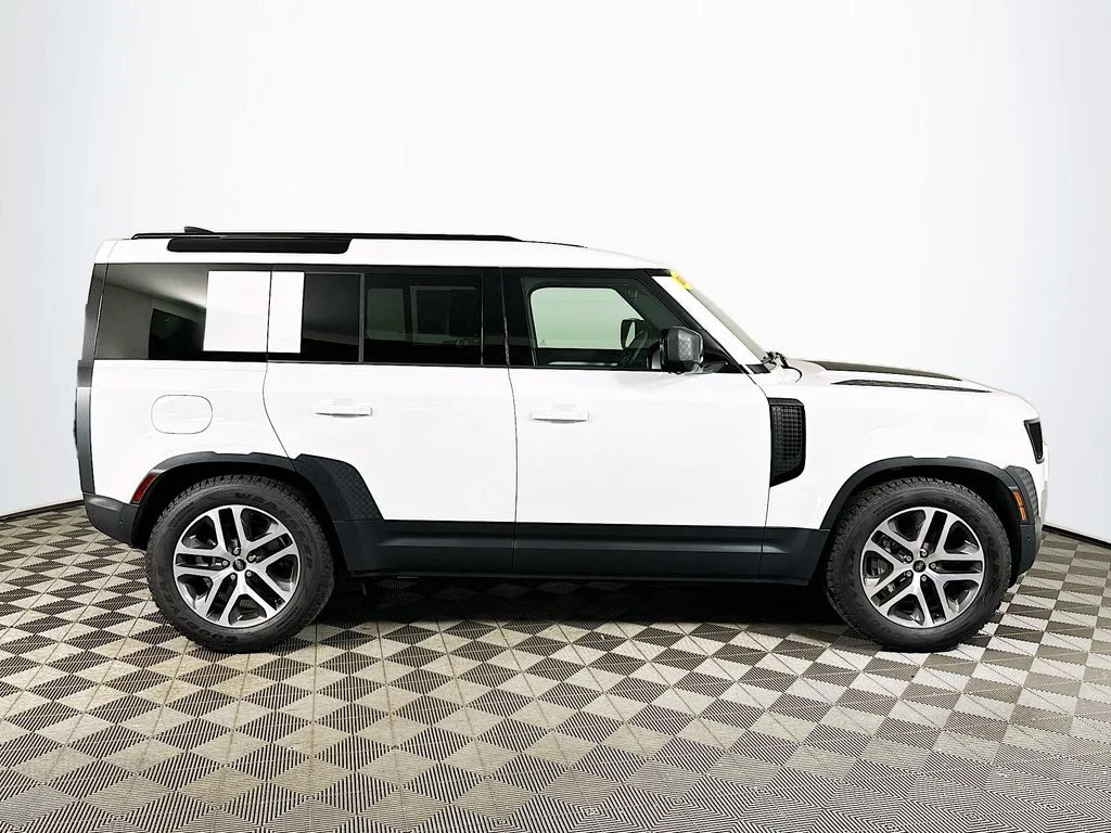 Certified Used 2025 Fuji White Land Rover S image 4