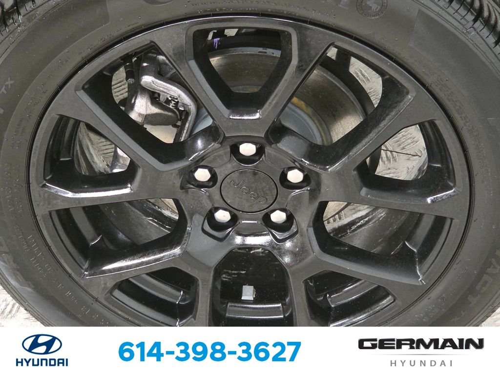 Used 2023 Gray Jeep Latitude image 13