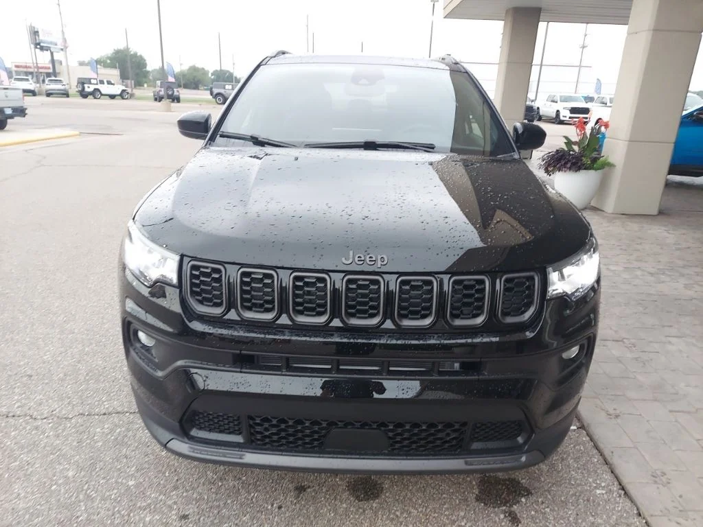 New 2026 Diamond Black Crystal Pearlcoat Jeep Latitude image 2