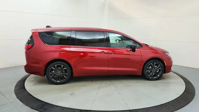 New 2026 Red Hot Pearl-Coat Exterior Paint Chrysler Select image 11