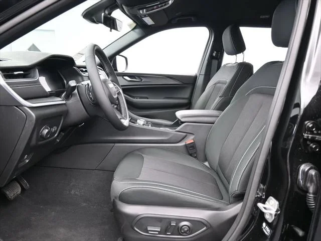 New 2026 Diamond Black Crystal Pearl-Coat Exterior Paint Jeep Laredo image 10