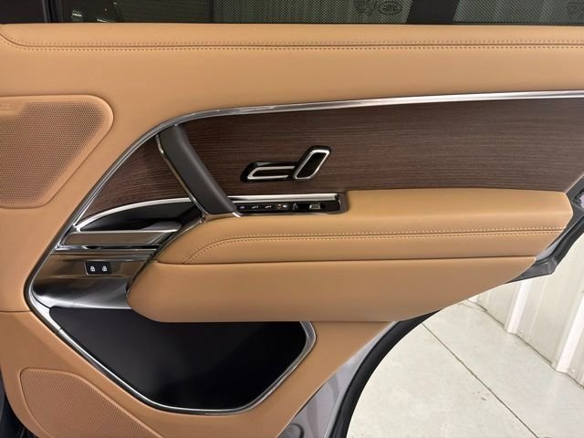 New 2026 Eiger Grey Land Rover SE image 17
