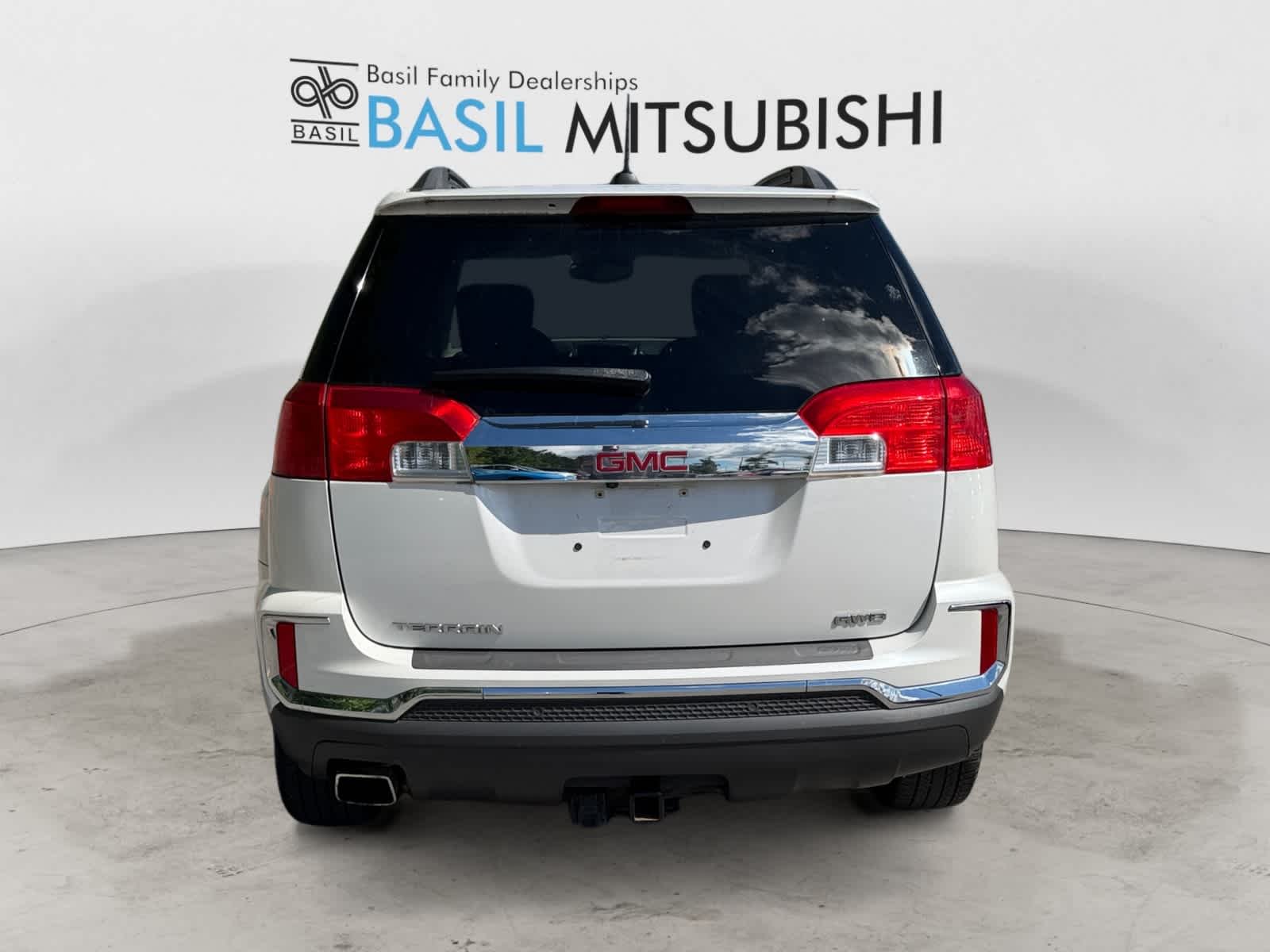 Used 2017 White Frost Tricoat GMC SLE image 5