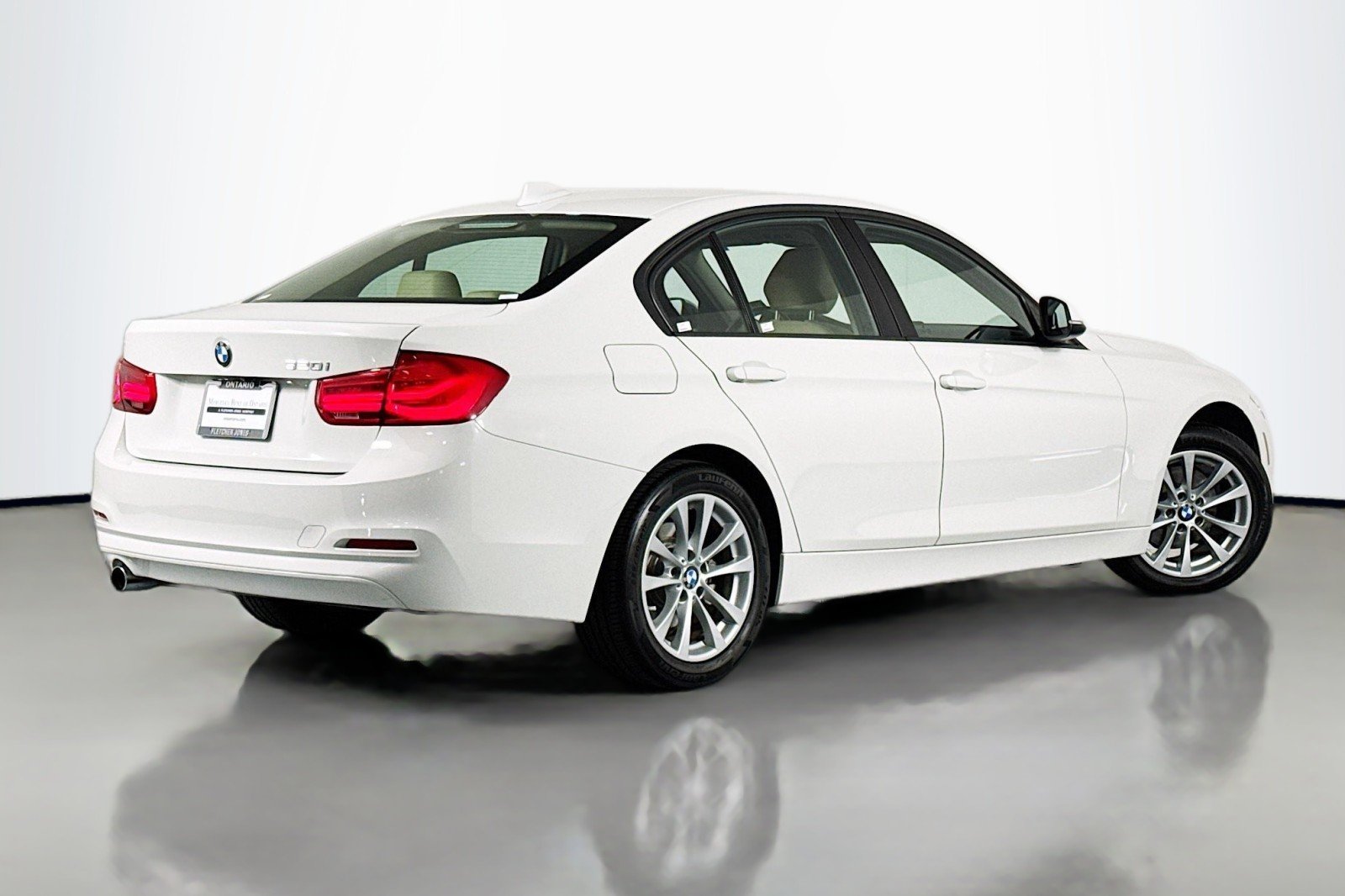 Used 2018 Alpine White BMW 320i image 11