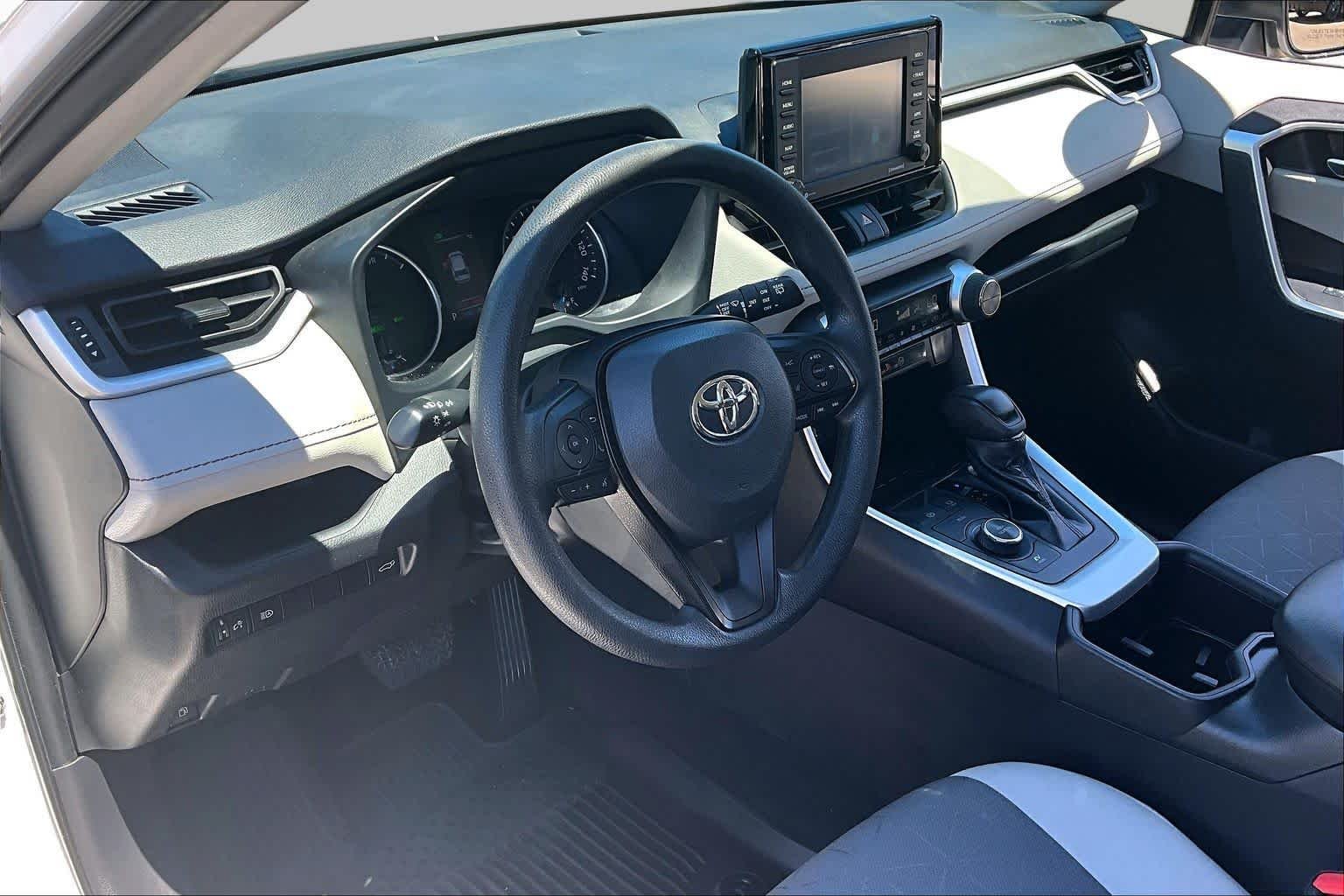 Used 2022 White Toyota Hybrid XLE image 17