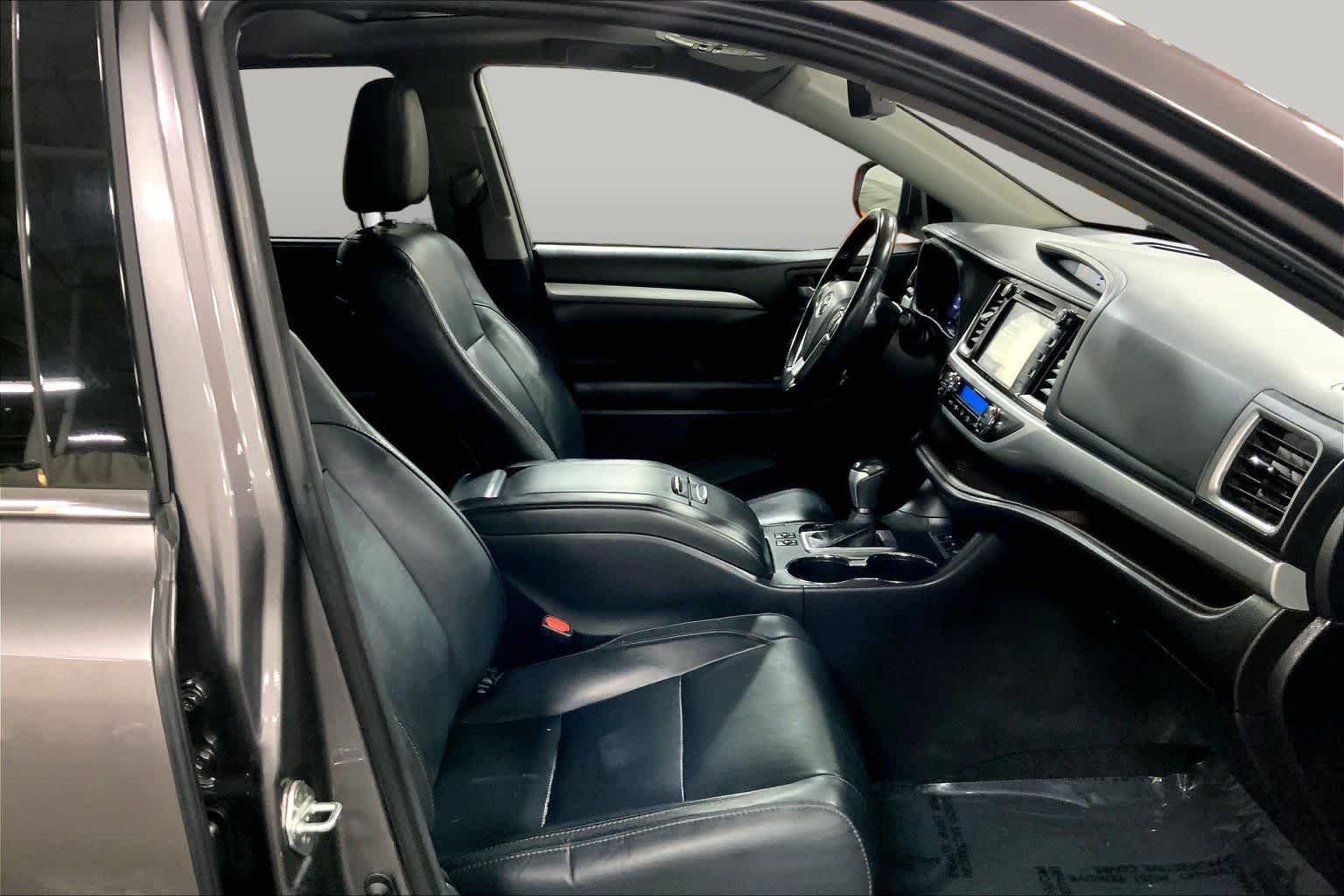 Used 2018 Predawn Gray Mica Toyota XLE image 9