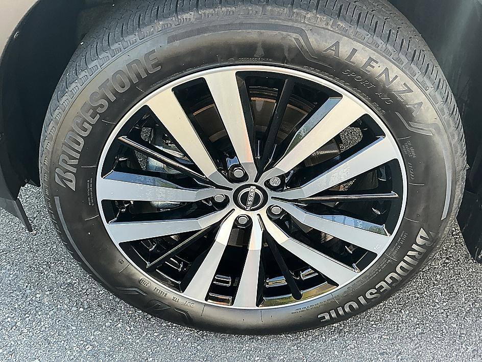Used 2025 Gun Metallic Nissan Platinum image 10