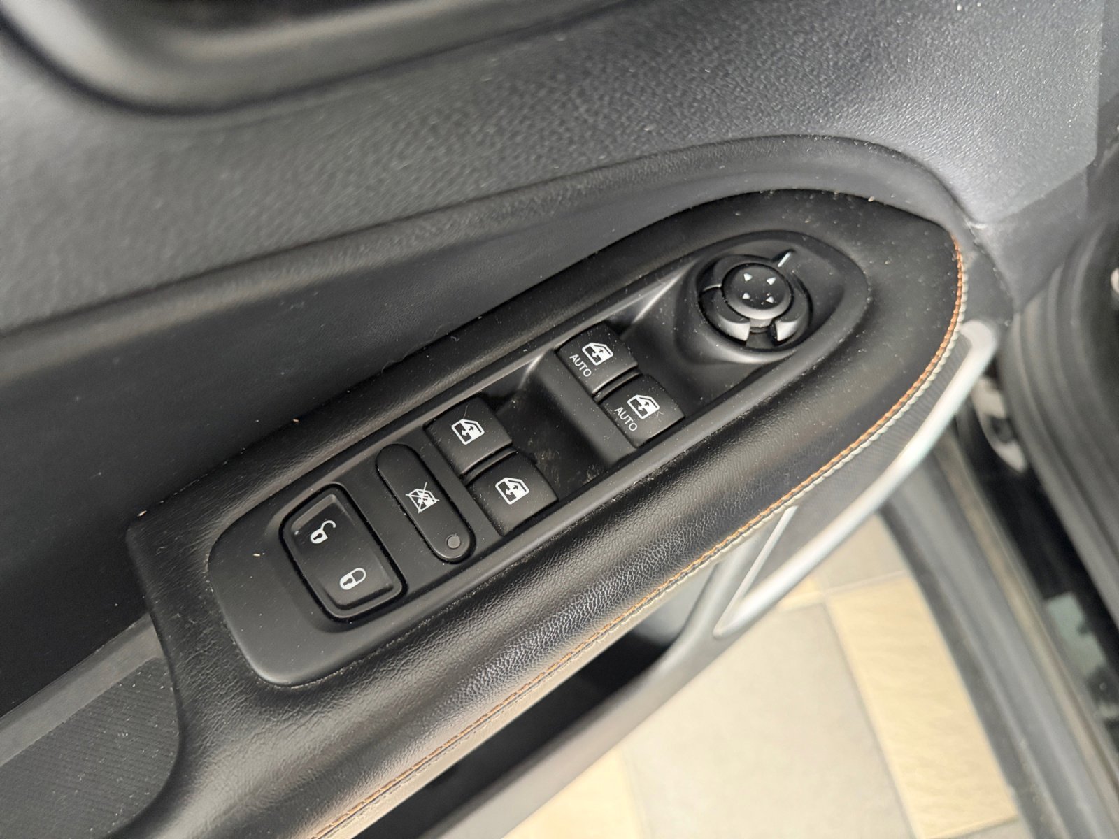 Used 2019 Diamond Black Crystal Pearlcoat Jeep Latitude image 27