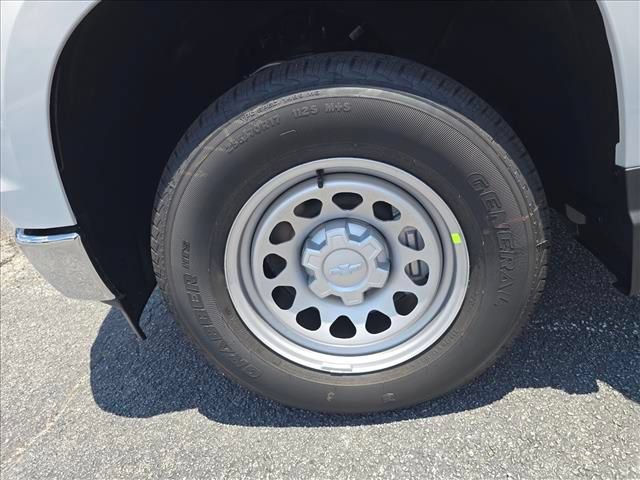New 2026 Summit White Chevrolet WT image 30