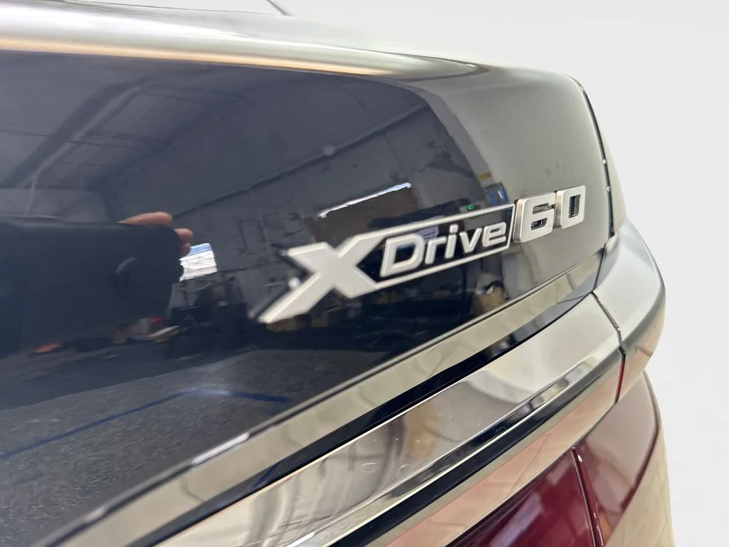 Used 2023 Red BMW xDrive60 image 25