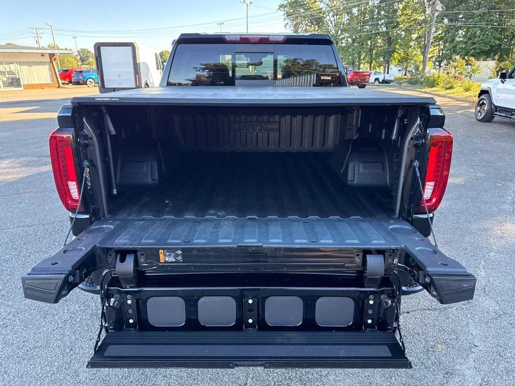 Used 2025 Onyx Black GMC Denali image 37