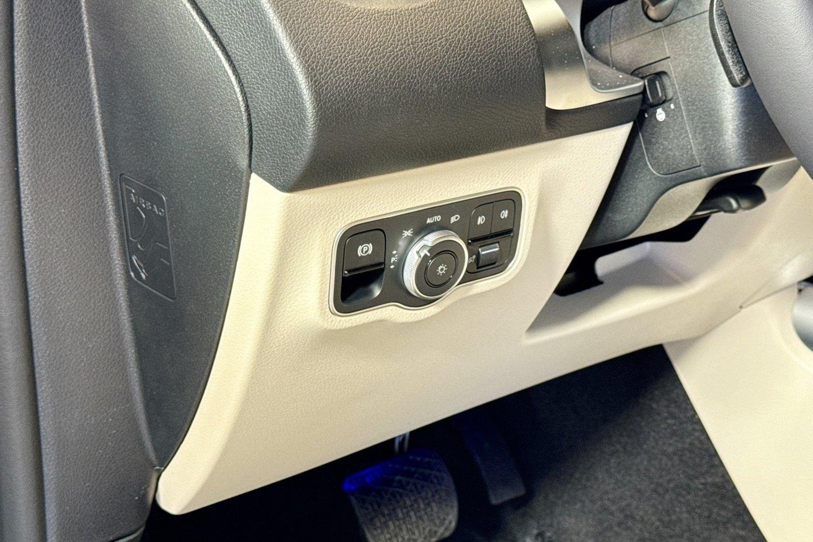 New 2026 Polar White Mercedes-Benz GLB 250 image 10