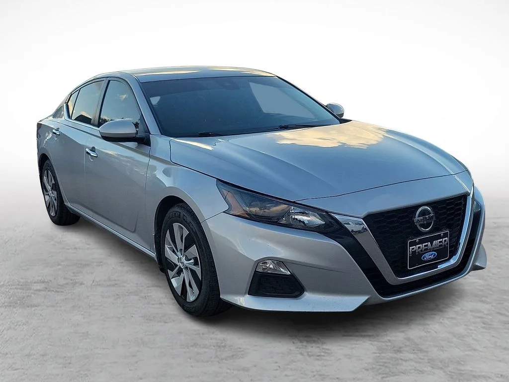 Used 2022 Silver Nissan 2.5 S image 1