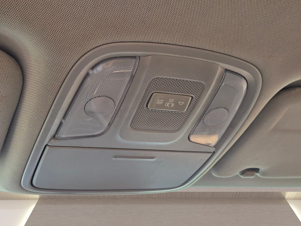 Used 2018 White Kia LX image 28