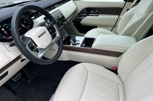 New 2026 Carpathian Grey Land Rover SE image 9