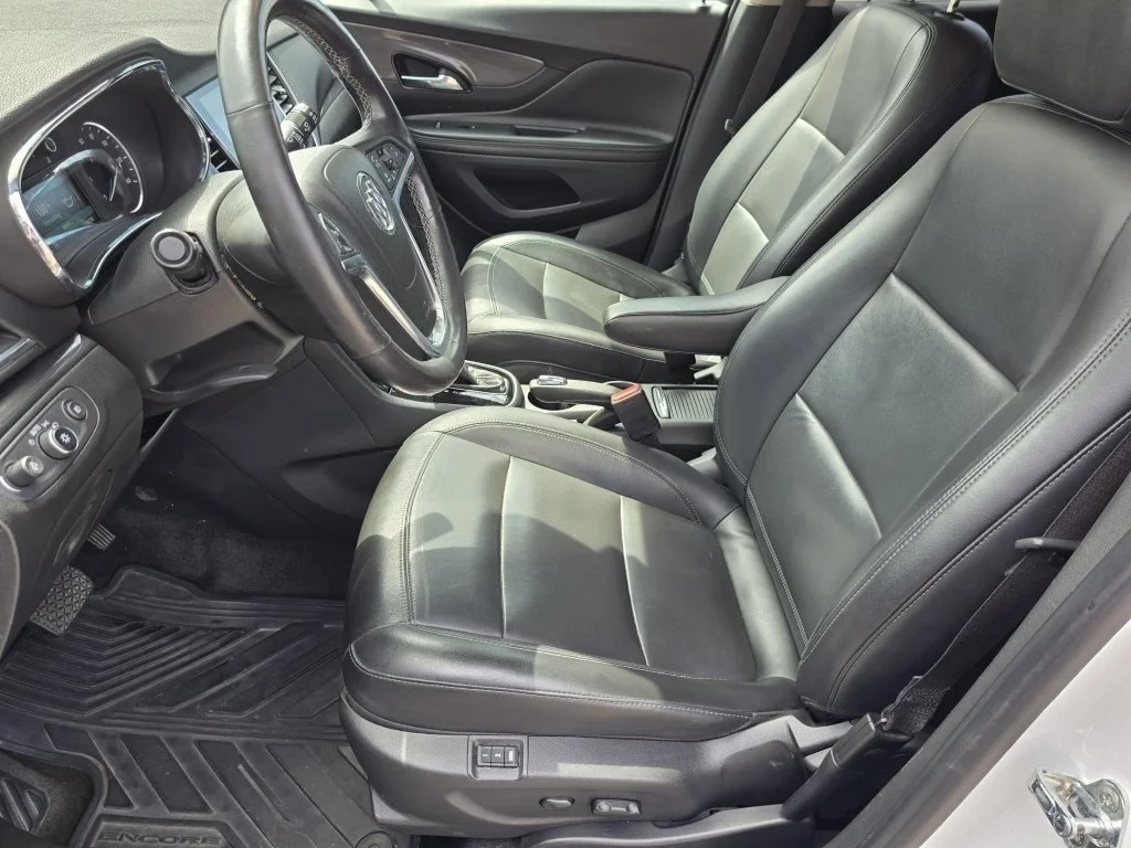 Used 2018 Summit White Buick Essence image 33