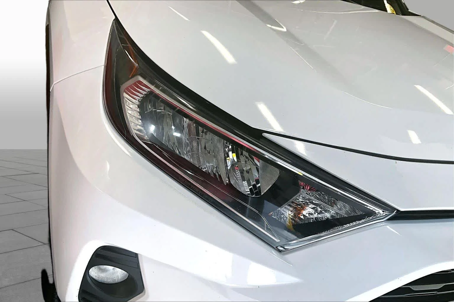 Used 2020 Super White Toyota XLE image 27