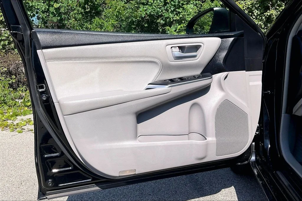 Used 2016 Black Toyota XLE image 23