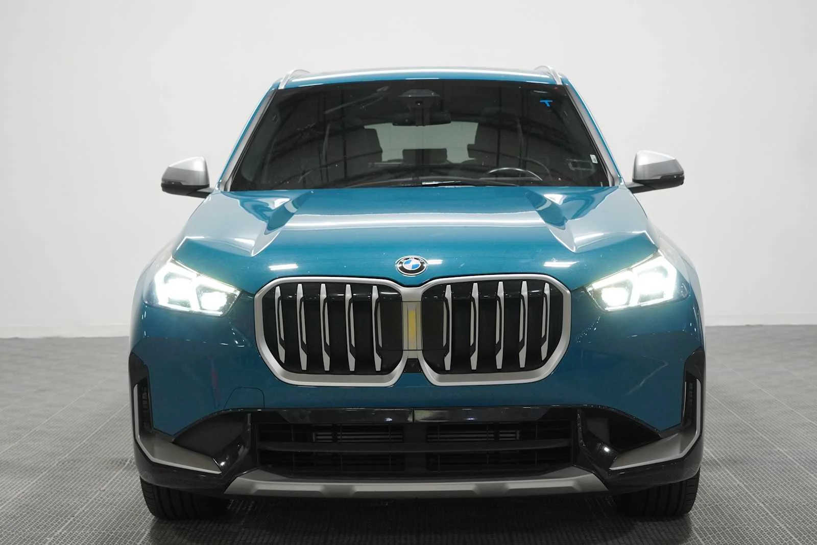 Used 2024 Blue Bay Lagoon Metallic BMW xDrive28i image 2