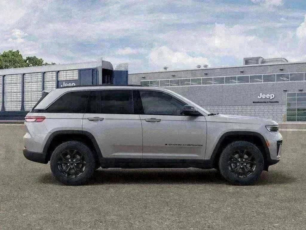 New 2026 Silver Zynith Exterior Paint Jeep Altitude image 67