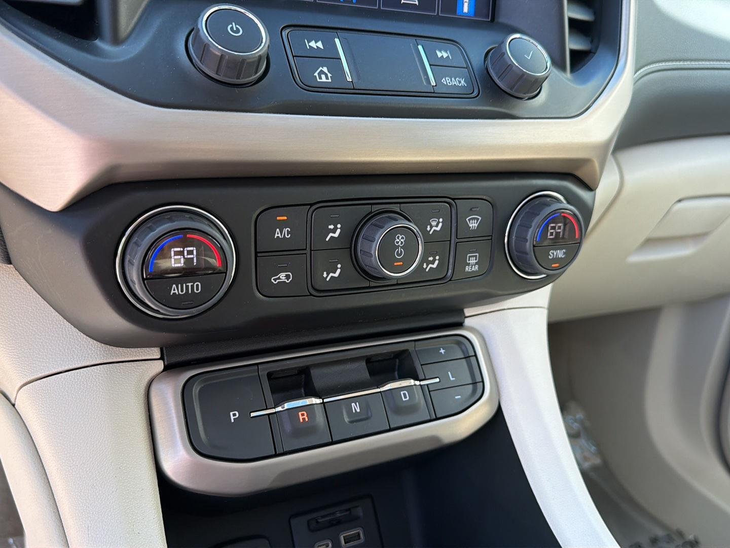 Used 2023 White Frost Tricoat GMC Denali image 27
