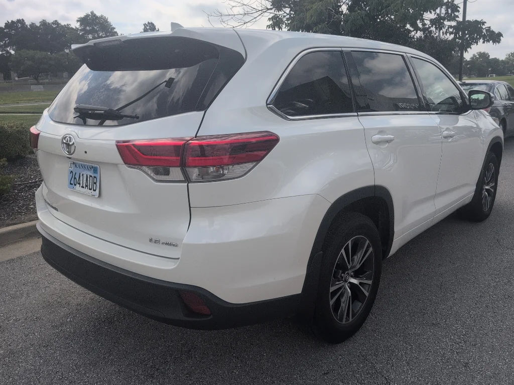 Used 2017 White Toyota LE image 10