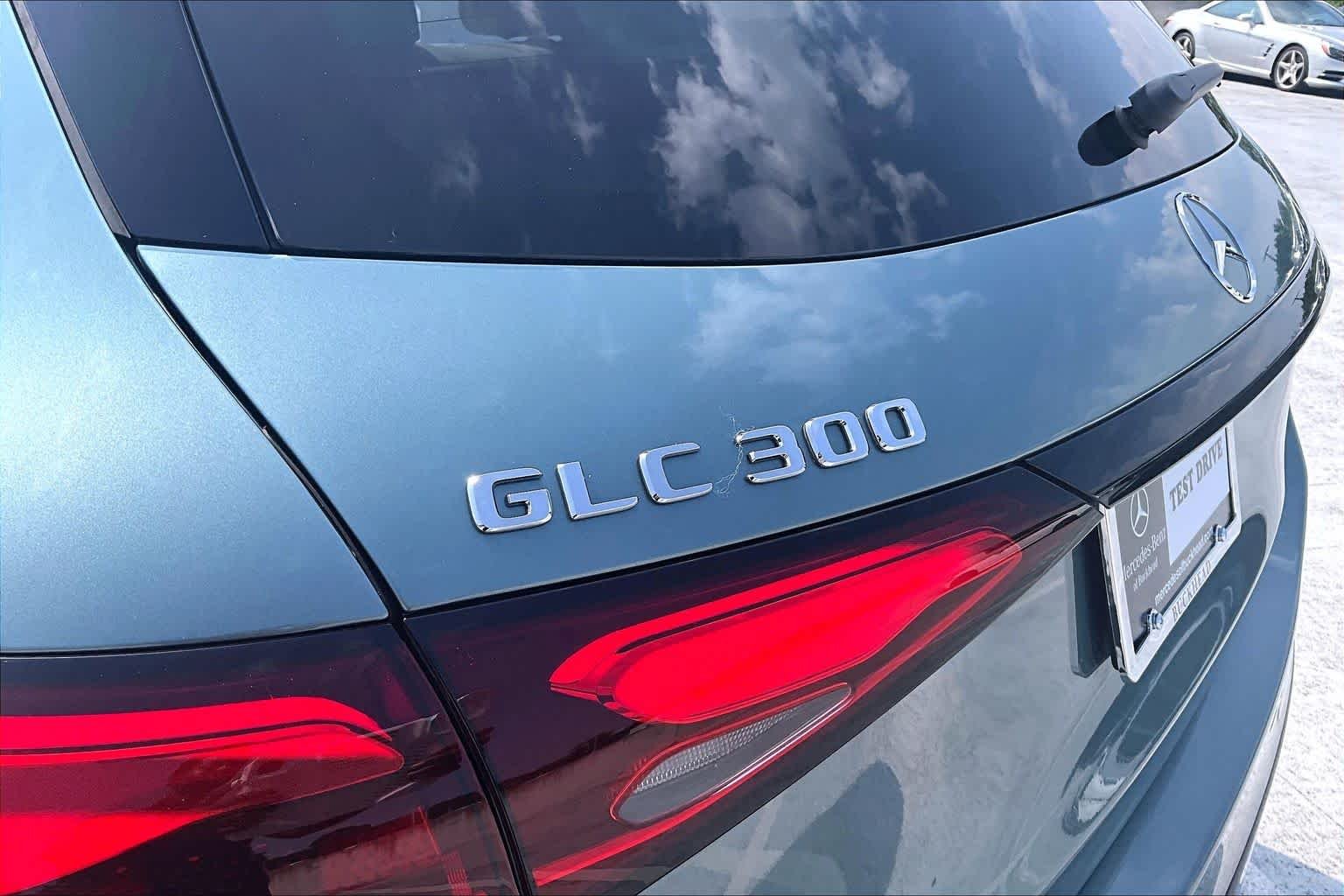 Used 2026 Verde Silver Metallic Mercedes-Benz GLC 300 image 30